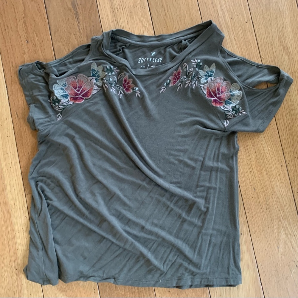 🎀3/$25🎀 Super cute cold shoulder American Eagle soft and sexy top. Small.